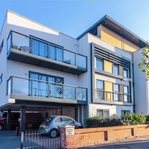  Apartment Charming 2-bed In Christchurch United Kingdom